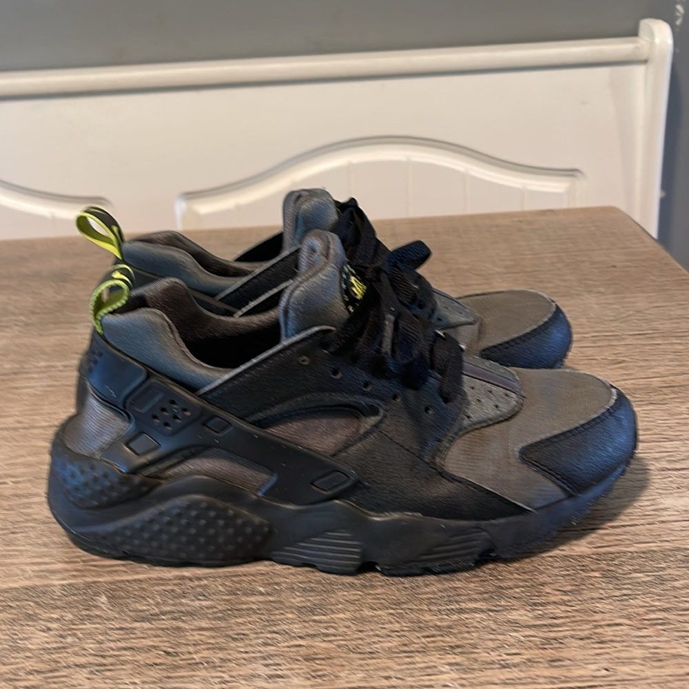 NIKE AIR HURACHE Black‎ Volt Neon Big Boys Size 6